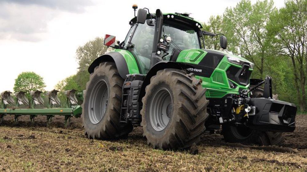 Le nouveau tracteur Série 7 7250 Deutz-Fahr au travail avec une charrue Amazone. © Deutz-Fahr